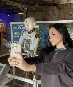 Orlando Photo Spots - WonderWorks Lobby Robot